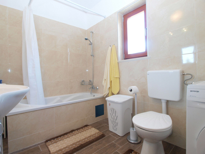 Bathroom 3, Apartment 1611, Pula