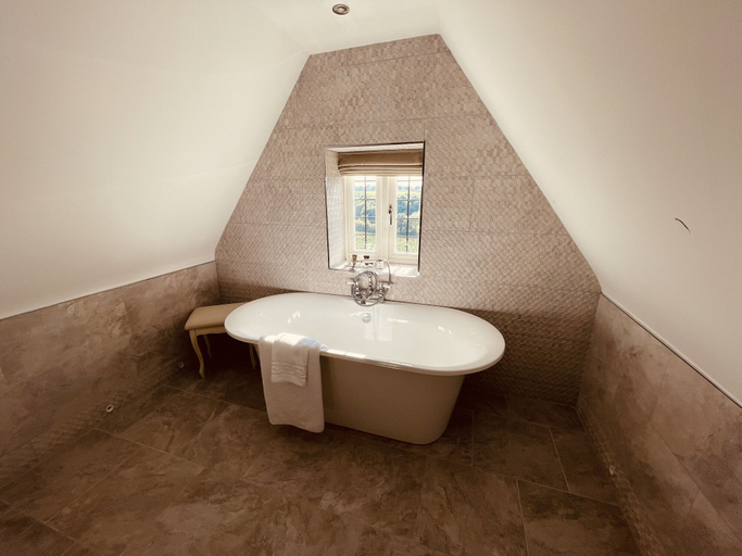 Bathroom 4, Nuthurst Grange Country House Hotel, Warwickshire