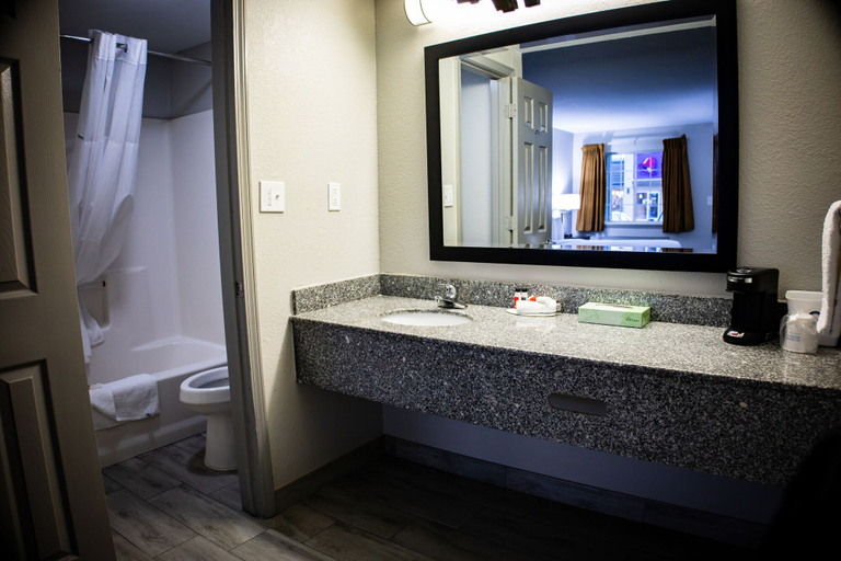 Bathroom 4, Days Inn by Wyndham Wagoner, Wagoner