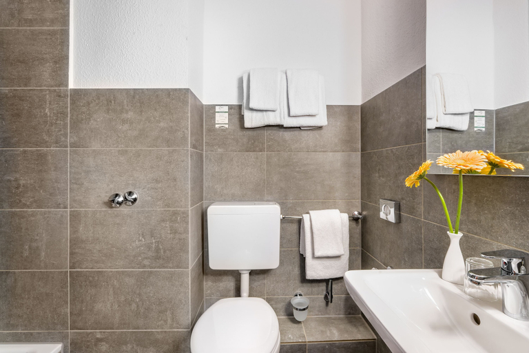 Bathroom 5, Signature Hotel Astoria Hamburg, Hamburg