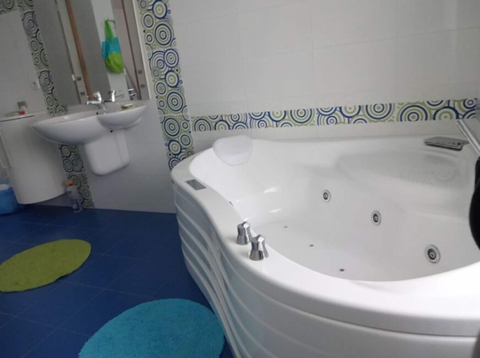Bathroom 5, Chambres d'hôtes les Perrettes, Mayenne