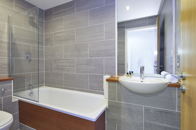 Bathroom 5, HQ Aparthotel Farnborough, Hampshire
