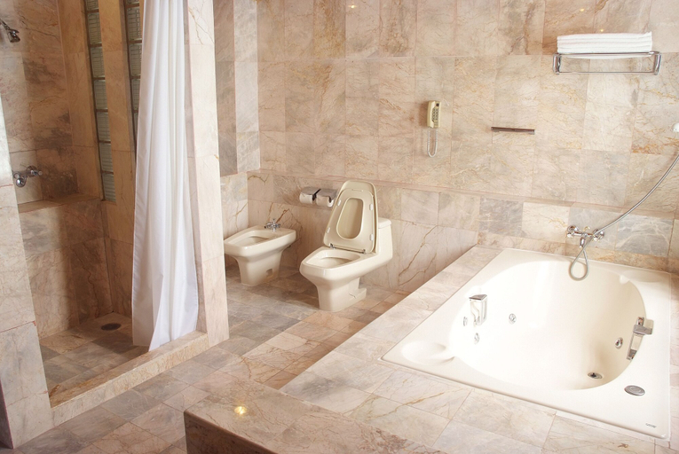 Bathroom 5, Purimas Beach Hotel & Spa, Ban Chang