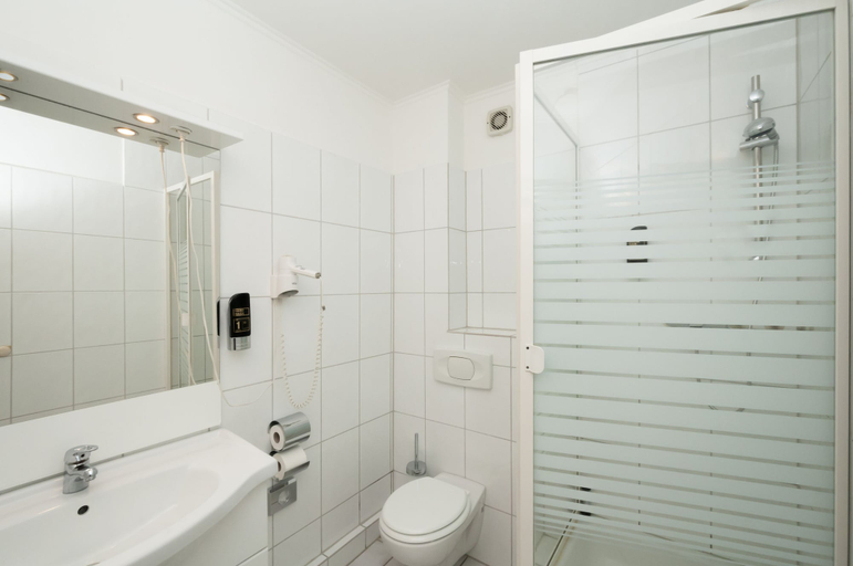 Bathroom 5, Hotel Grüne Tanne, Hamburg