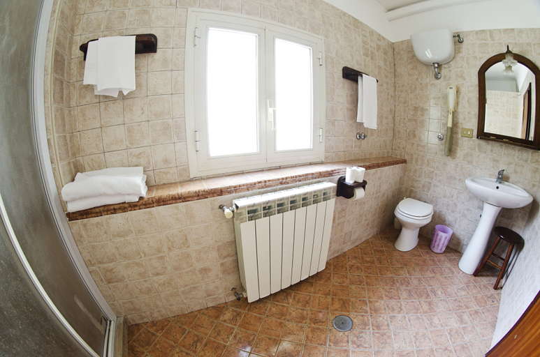 Bathroom 4, Hotel Villa Maria, Napoli