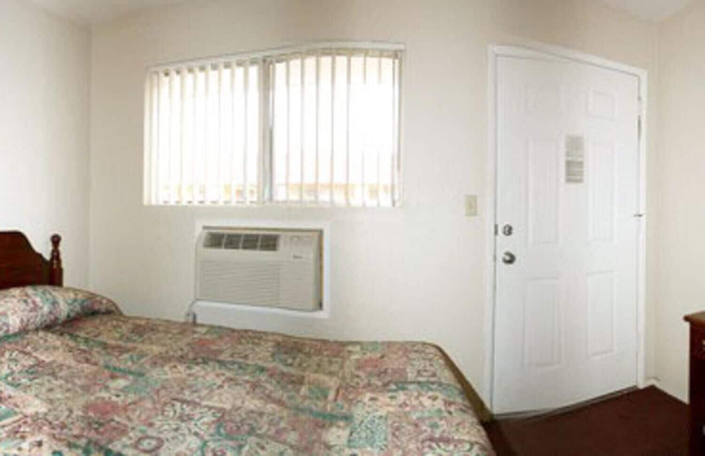 Bedroom 2, Sunset Inn and Suites, Yolo