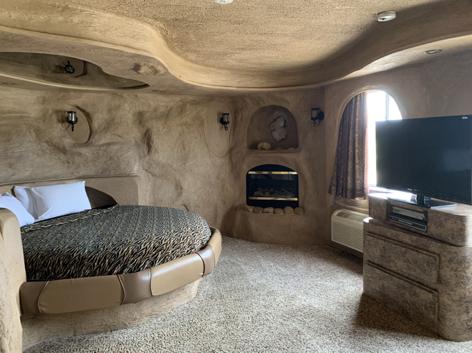 Bedroom 3, Designer Inn & Suites, Tama