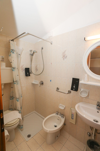 Bathroom 5, Taki Village Hotel, Verona