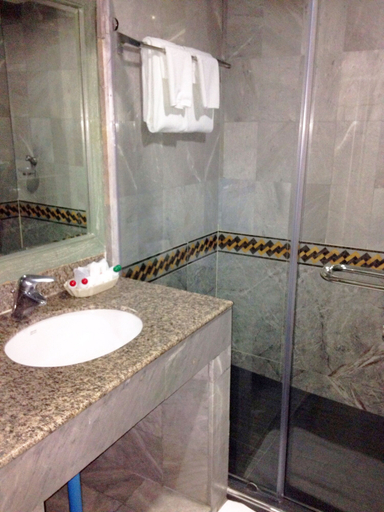 Bathroom 3, Lee Place Hotel, Yannawa
