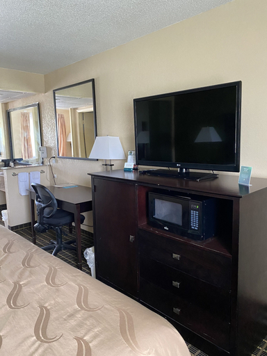 Bedroom 3, Quality Inn & Suites Big Rapids near University, Mecosta