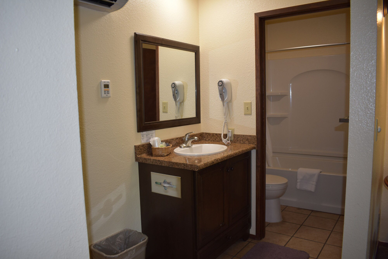 Bathroom 5, Lazy J Ranch Motel, Tulare