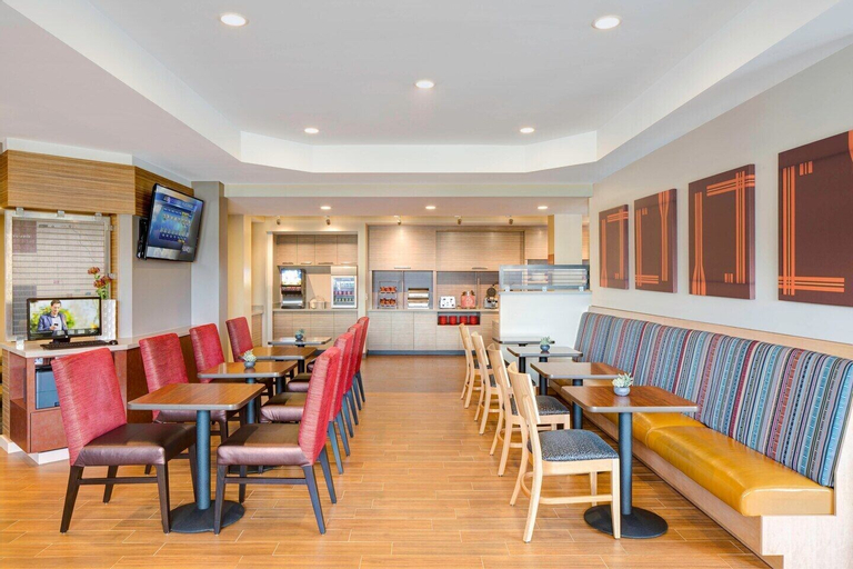 Food & Drinks 5, TownePlace Suites by Marriott Houston Baytown, Harris
