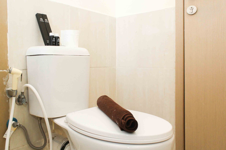 Bathroom 5, Good Place 2BR Meikarta Apartment By Travelio, Cikarang