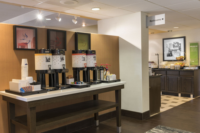 Food & Drinks 5, Hampton Inn by Hilton Milwaukee Northwest, Milwaukee