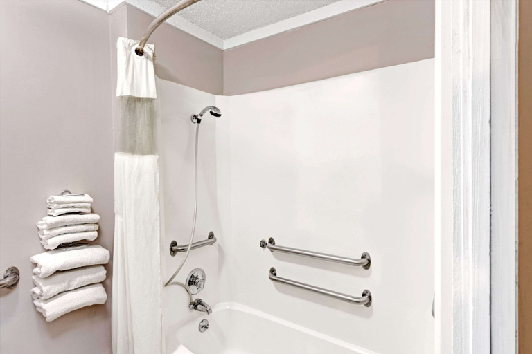 Bathroom 5, Knights Inn Austell, Cobb