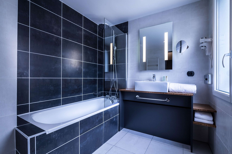 Bathroom 4, Best Western Plus Suitcase Paris La Defense, Hauts-de-Seine