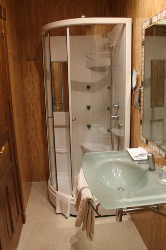 Bathroom 5, Hotel El Mirador Puerta del Sol, Madrid