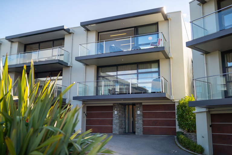 Exterior & Views 2, Modern Queenstown Apartment & Great Lake Views, Queenstown-Lakes