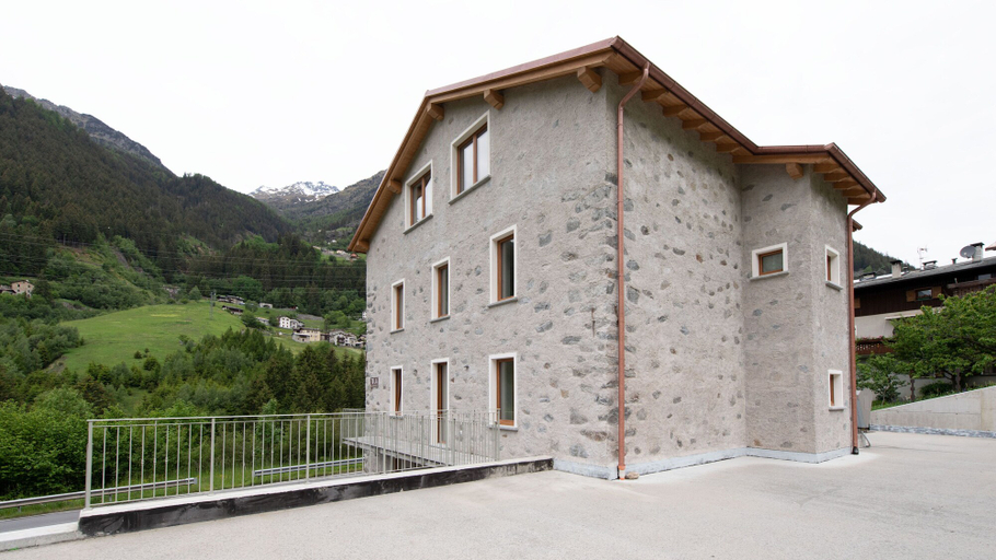 Exterior & Views