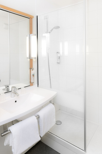 Bathroom 4, ibis Caen Centre, Calvados