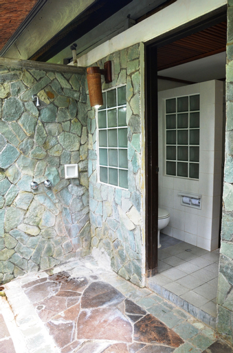 Exterior & Views 4