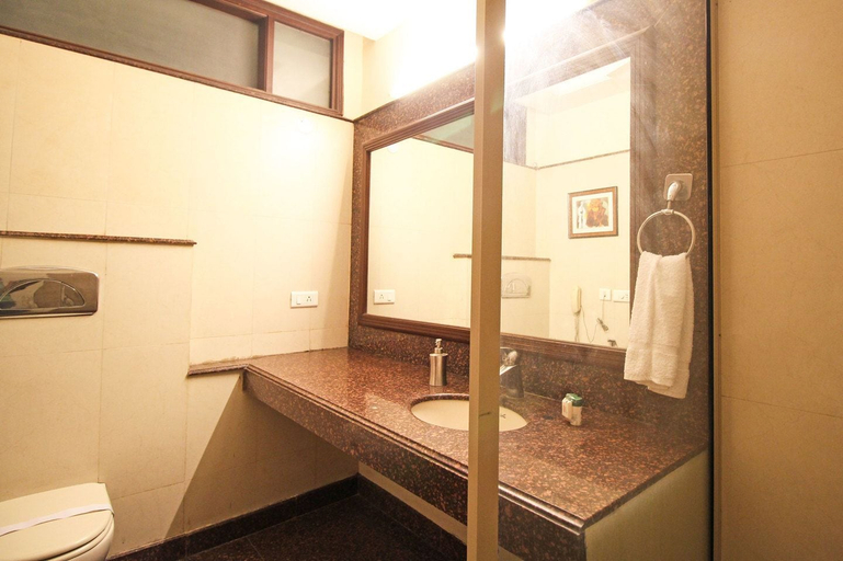 Bathroom 3, Southview Apartment, Delhi