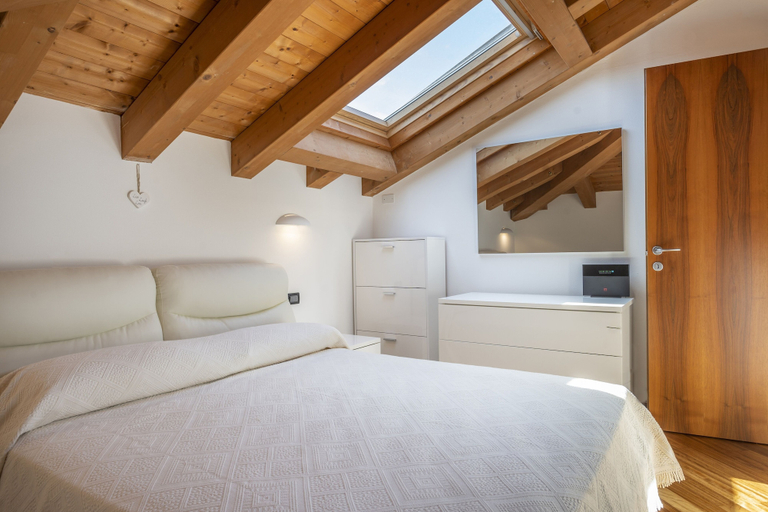 Room 5, New Deal - APT with Terrace & Jacuzzi, Udine