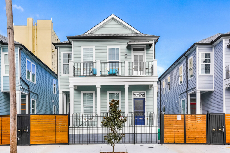 Exterior & Views 2, Modern 4 BR Condo with Balcony & Pool - Near FQ, Orleans