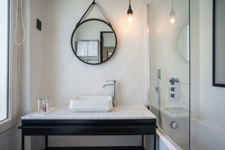 Bathroom 4, Hotel Royal Opera, Paris