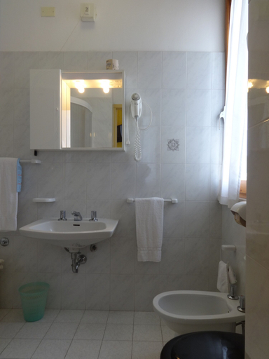 Bathroom 4, Hotel Saturno, Siena