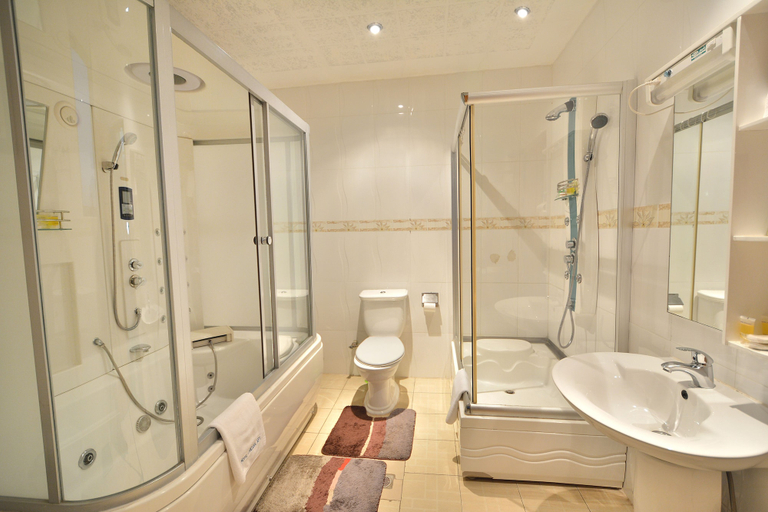 Bathroom 5, Hotel Africana, Kampala
