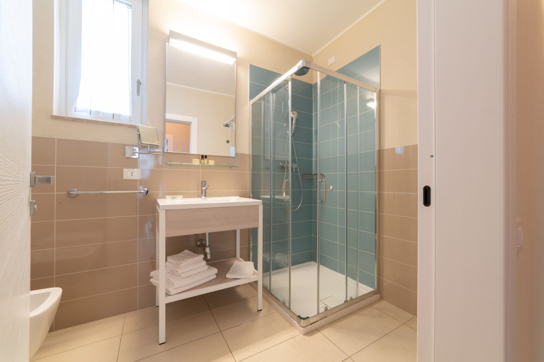 Bathroom 5, Isola di Albarella Hotel Capo Nord, Rovigo