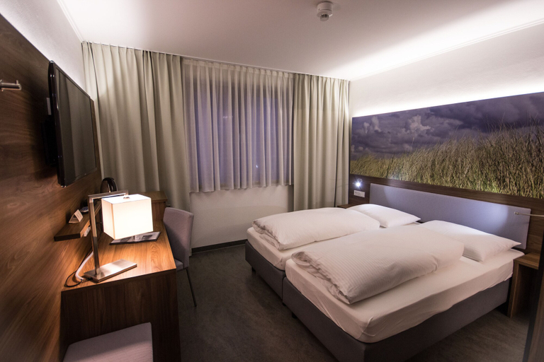 Bedroom 3, Hotel 7 Continents, Regensburg