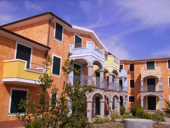 Exterior & Views