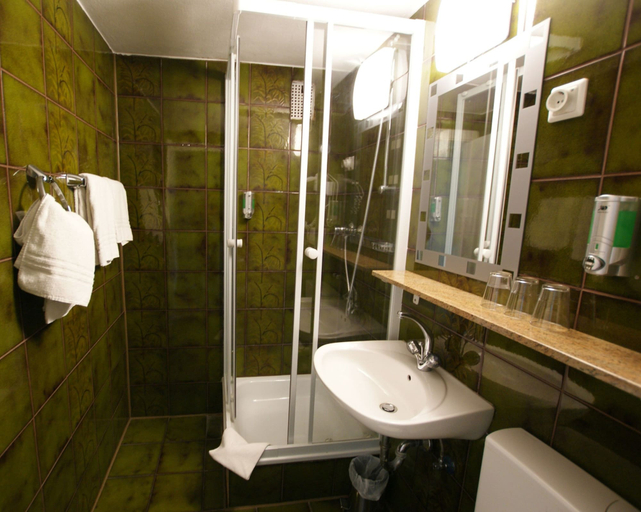 Bathroom 5, Bahn Hotel, Düsseldorf