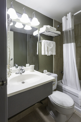 Bedroom 4, Days Inn by Wyndham Fallsview, Niagara