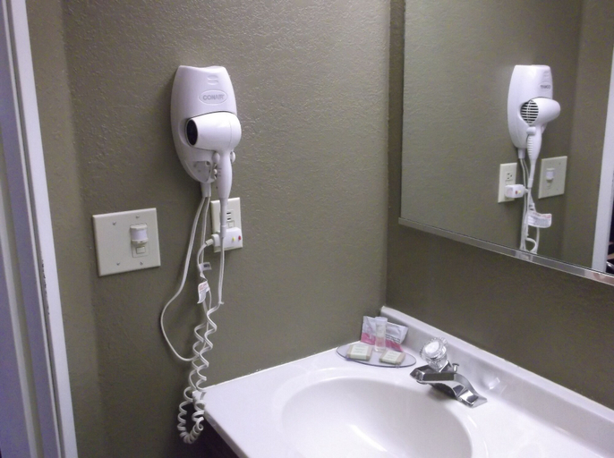 Bathroom 4, Super 8 by Wyndham Brookings, Brookings
