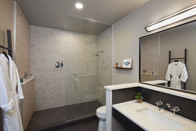 Bathroom 5, Hotel Weyanoke, Prince Edward