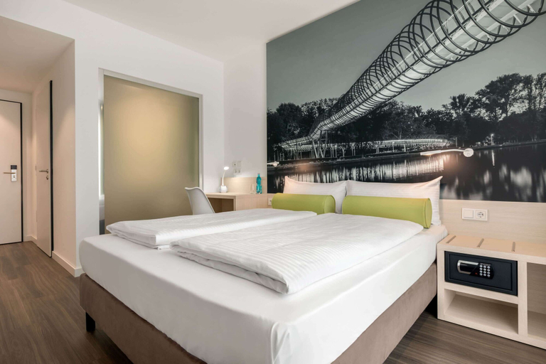 Bedroom 4, Super 8 by Wyndham Oberhausen am Centro, Oberhausen