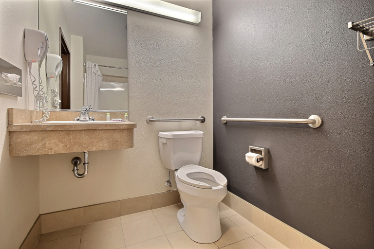 Bathroom 5, Super 8 by Wyndham Quebec City, Communauté-Urbaine-de-Québec