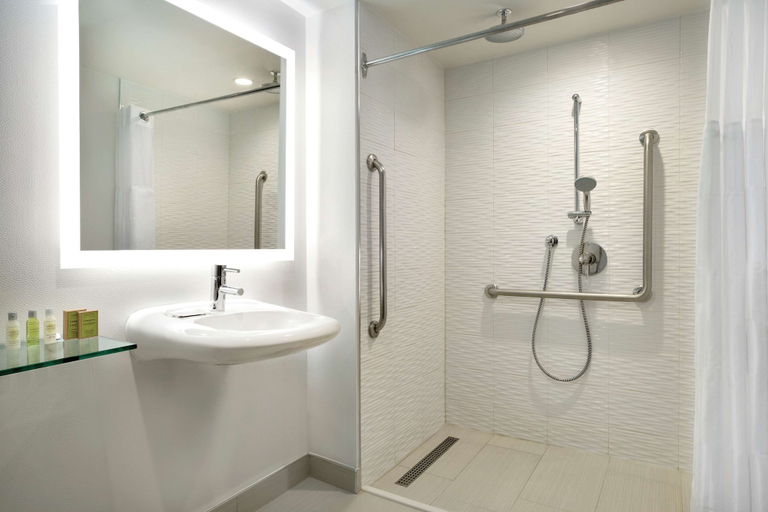 Bathroom 5, DoubleTree by Hilton Toronto Airport West, Peel