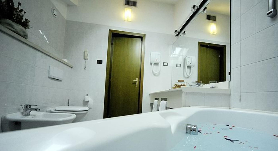 Bathroom 4, Filippone Hotel & Ristorante, L'Aquila