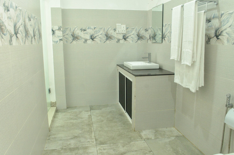 Bathroom 4, When in Weligama, Weligama