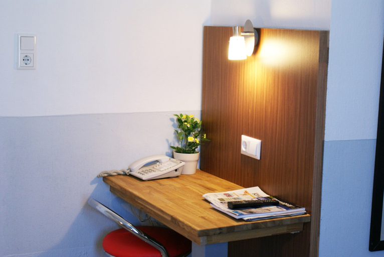 Bedroom 3, Bahn Hotel, Düsseldorf