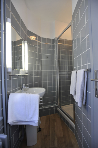 Bathroom 5, Hôtel des Falaises, Seine-Maritime