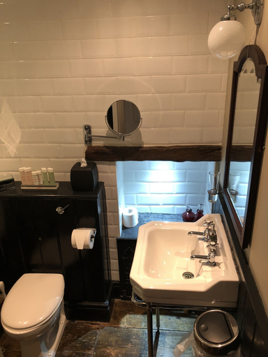 Bathroom 3, The New White Lion, Carmarthenshire