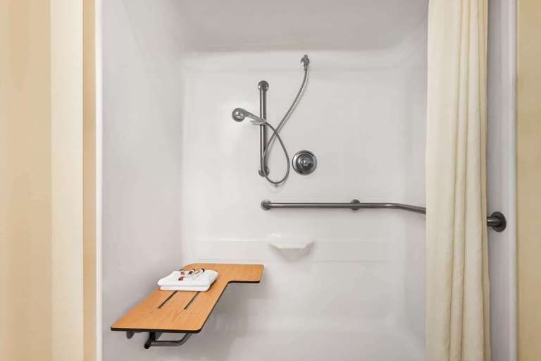 Bathroom 4, Super 8 by Wyndham Clinton/Jackson West, Hinds