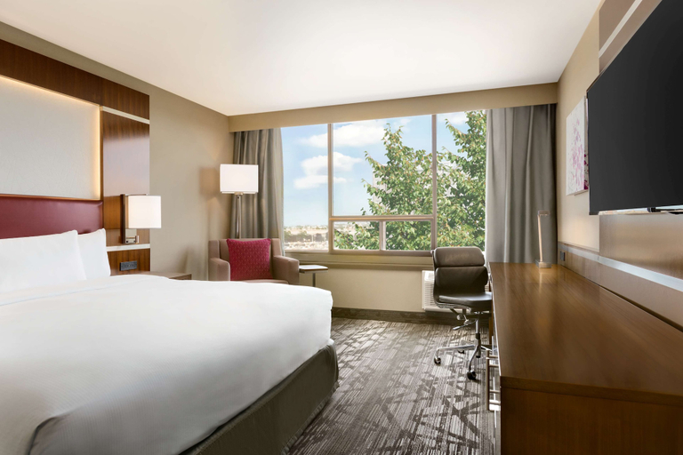Bedroom 3, DoubleTree by Hilton Toronto Airport West, Peel