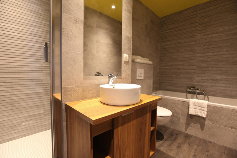 Bathroom 4, Best Western Hotel de Paris, Mayenne