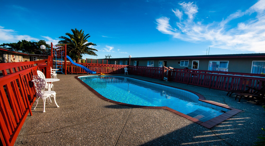 Sport & Beauty 4, Charles Court Motel, Grey